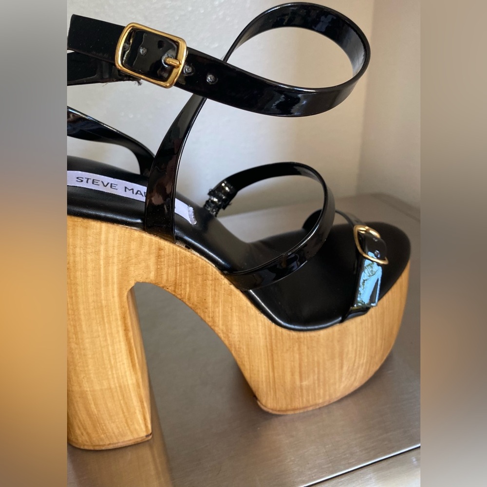NWT.. STEVE MADDEN BLACK PATENT PLATFORM SANDALS - Picture 4 of 10